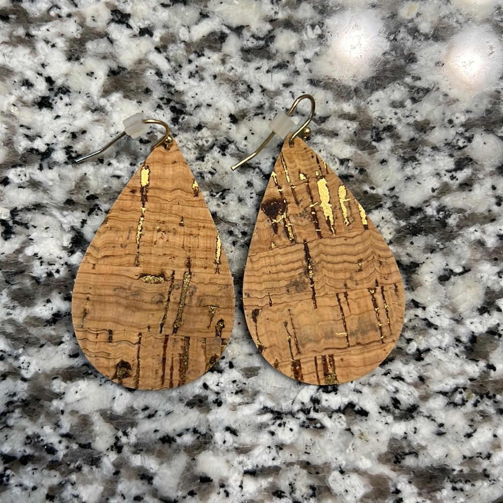 Corkscrew earrings with a hint of gold color!